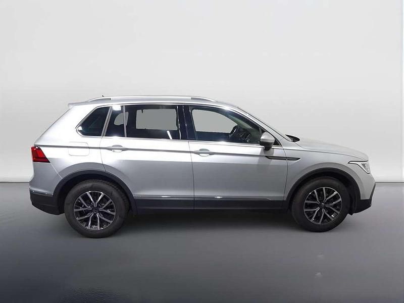 Usata VW Tiguan Life 131 CV (96 kW) 2023 Reflex silver metallizzato SUV