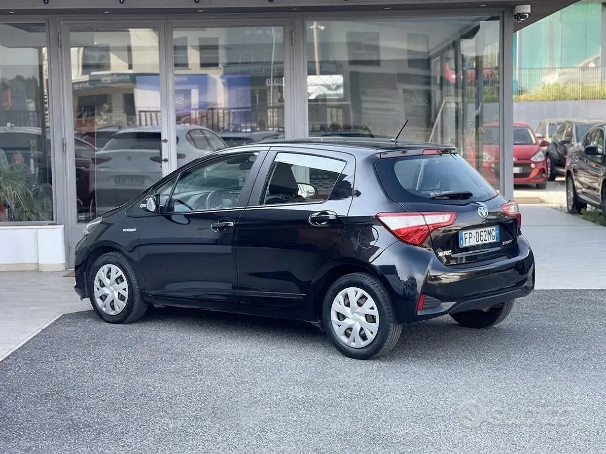 Usata Toyota Yaris Hybrid 73 CV (53 kW) 2018 Nero Berlina