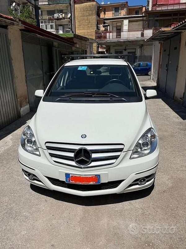 Usata Mercedes 200 140 CV (102 kW) 2011 Bianco Monovolume