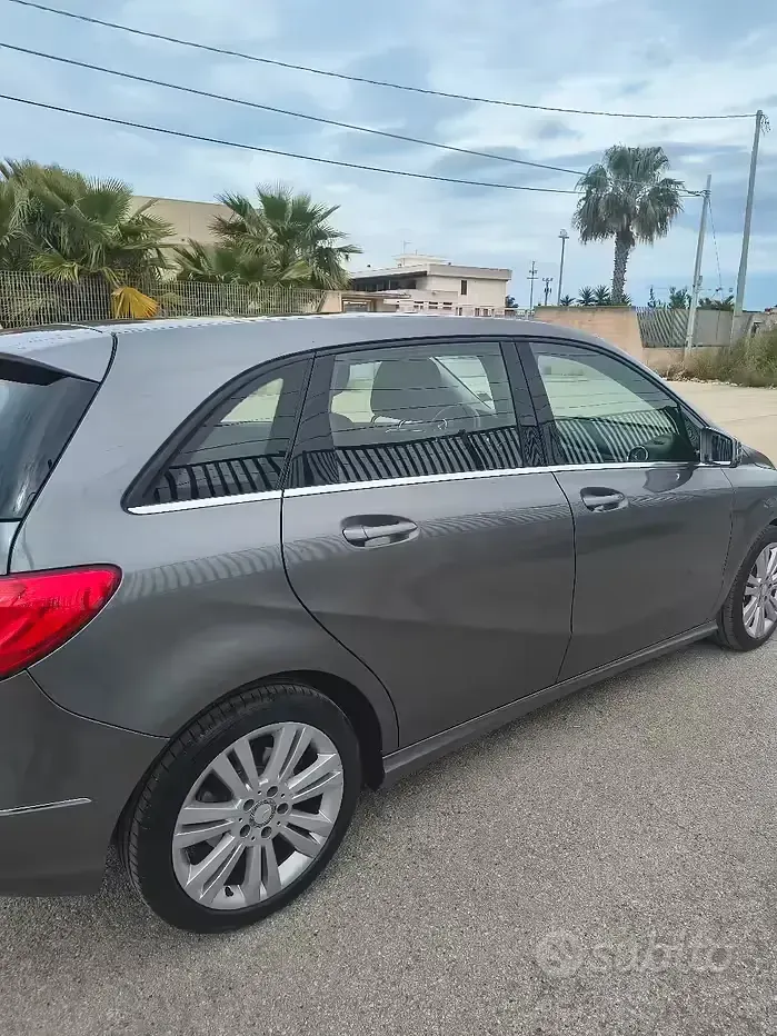 Usata Mercedes B180 95 CV (69 kW) 2013 Grigio Utilitaria