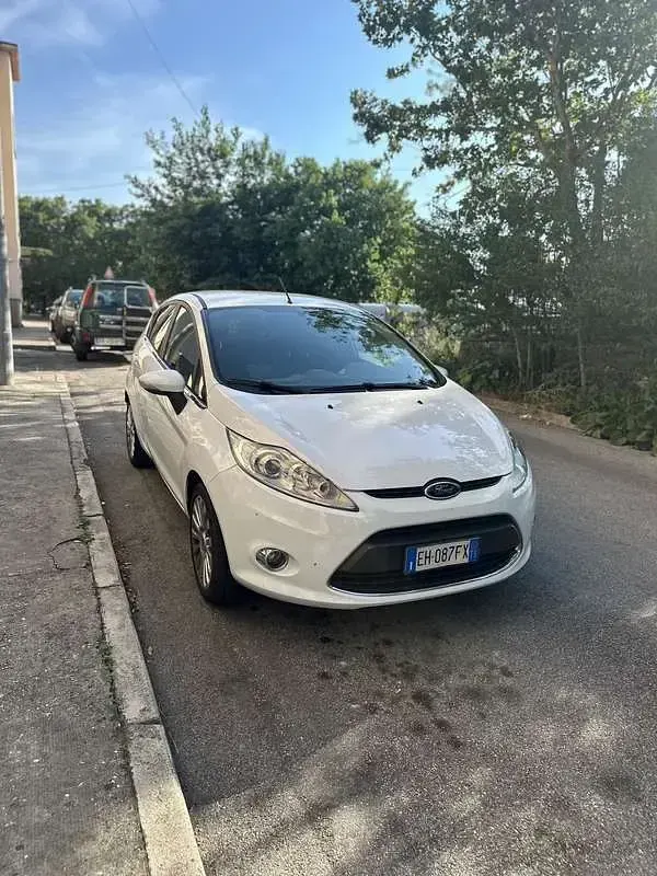 Usata Ford Fiesta 71 CV (52 kW) 2011 Bianco Berlina