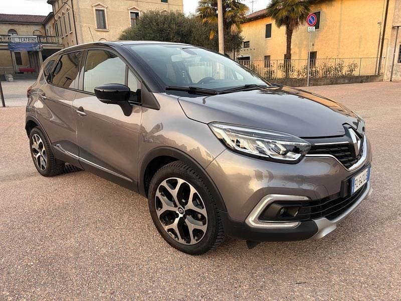 Usata Renault Captur 89 CV (65 kW) 2017 Grigio SUV