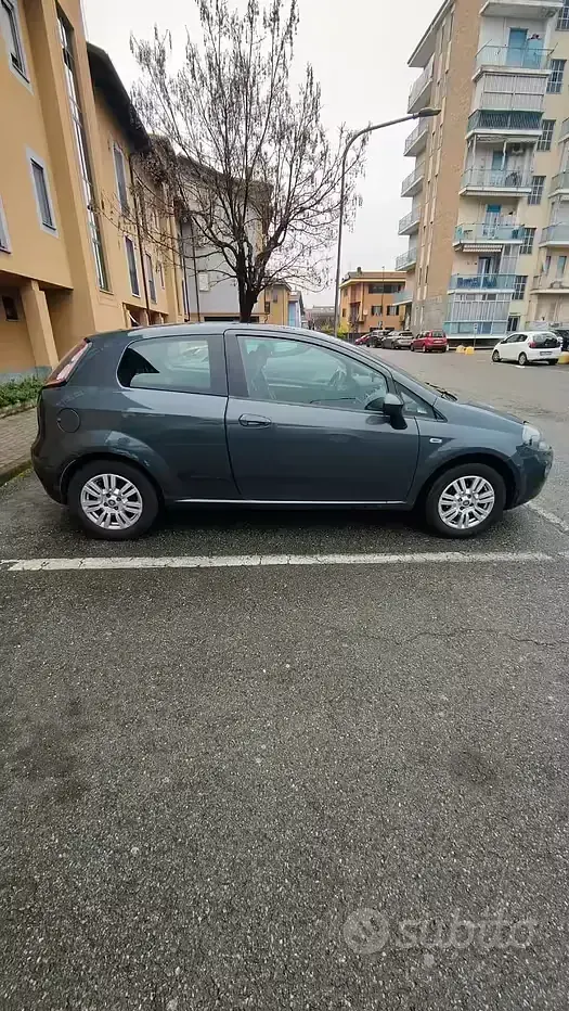 Usata Fiat Grande Punto 77 CV (56 kW) 2012 Grigio Utilitaria