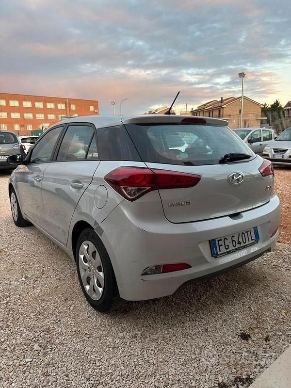 Usata Hyundai i20 GO! 75 CV (55 kW) 2016 Grigio Berlina