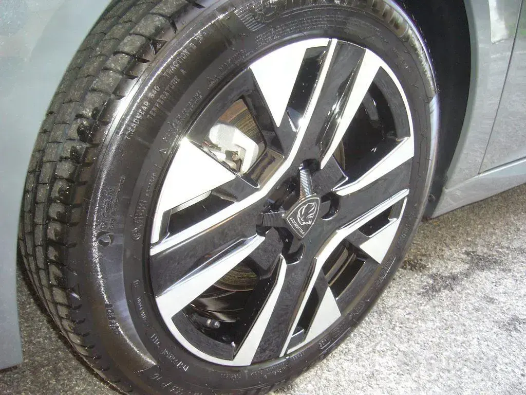 Usata Peugeot 208 Allure 101 CV (74 kW) 2025 Grigio Utilitaria
