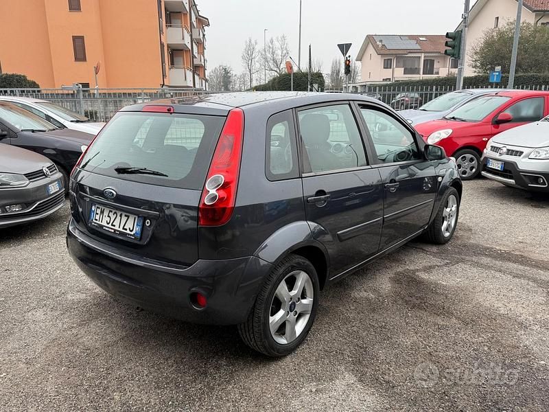 Usata Ford Fiesta Ghia 75 CV (55 kW) 2008 Grigio Berlina