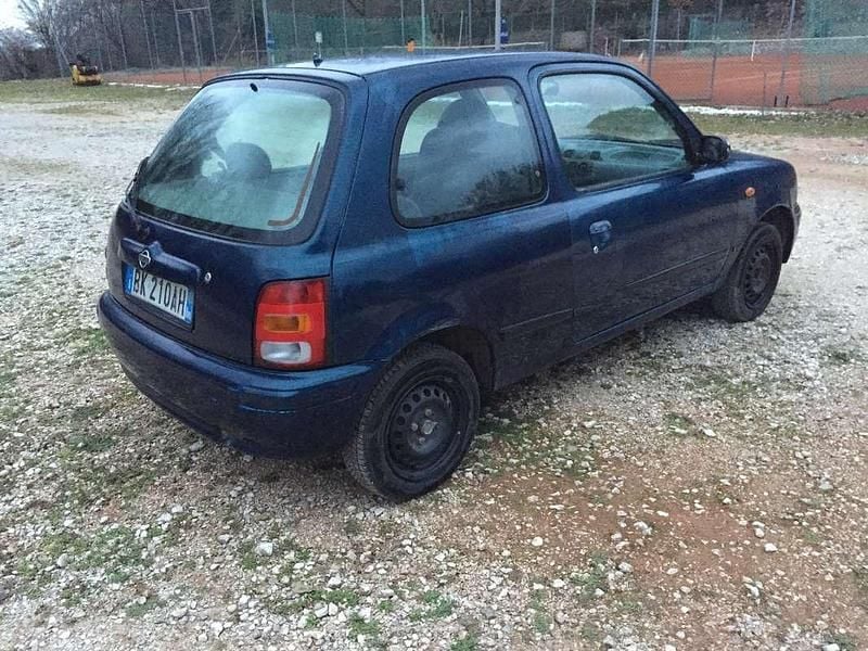Usata Nissan Micra 54 CV (39 kW) 2000 Blu/azzurro Berlina