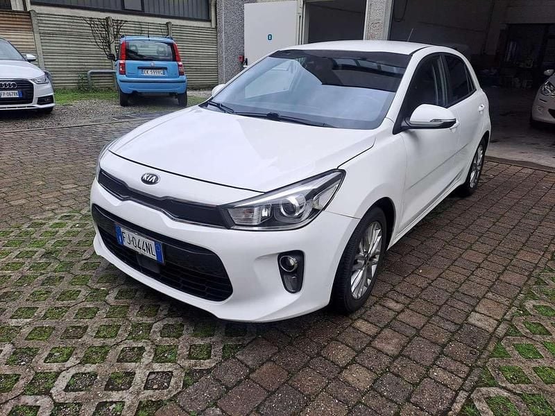 Bianco Usata 2017 Kia Rio Tre volumi | 8350 € (Buon prezzo) - Immagine 1/4