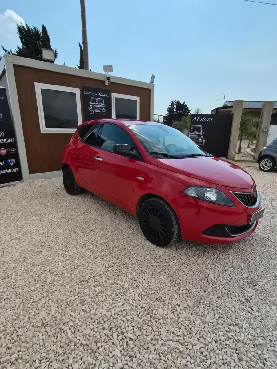 Usata Lancia Ypsilon Silver 69 CV (50 kW) 2022 Rosso Utilitaria