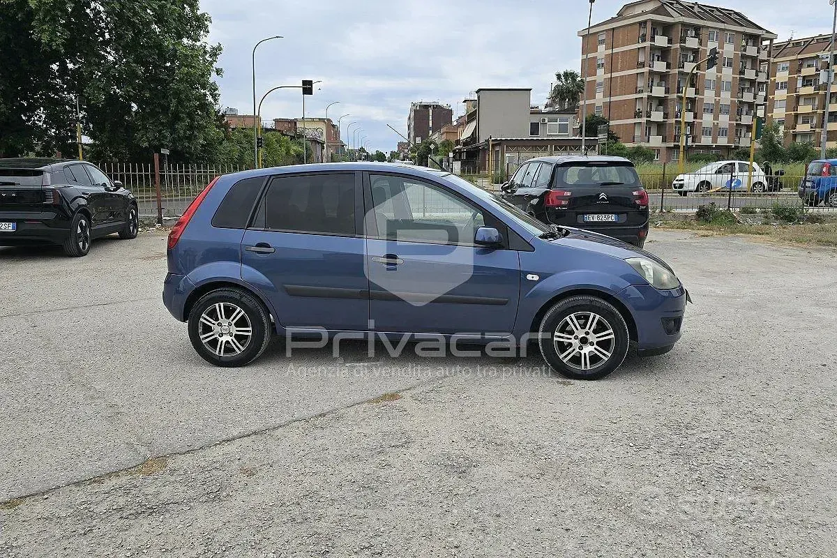 Usado Ford Fiesta Ghia 68 HP (50 kW) 2006 Cinzento Citadino