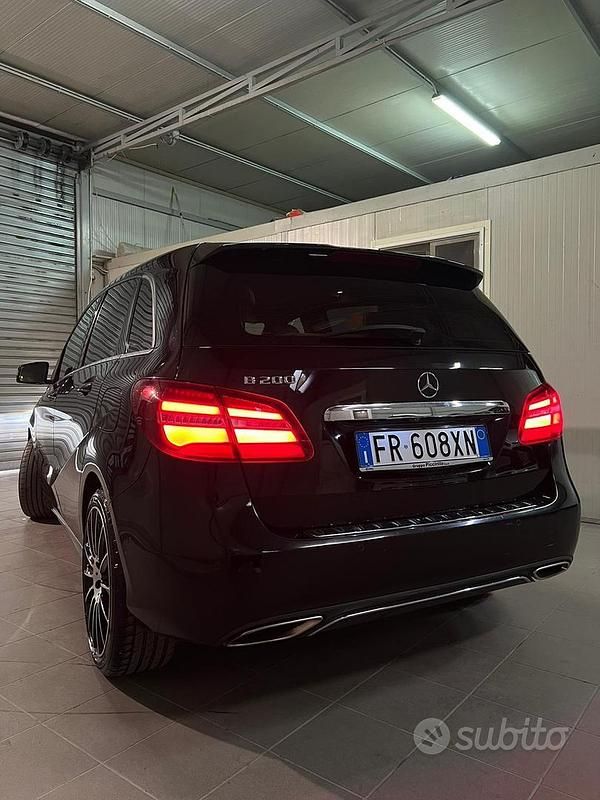 Usata Mercedes B200 135 CV (99 kW) 2015 Nero Monovolume