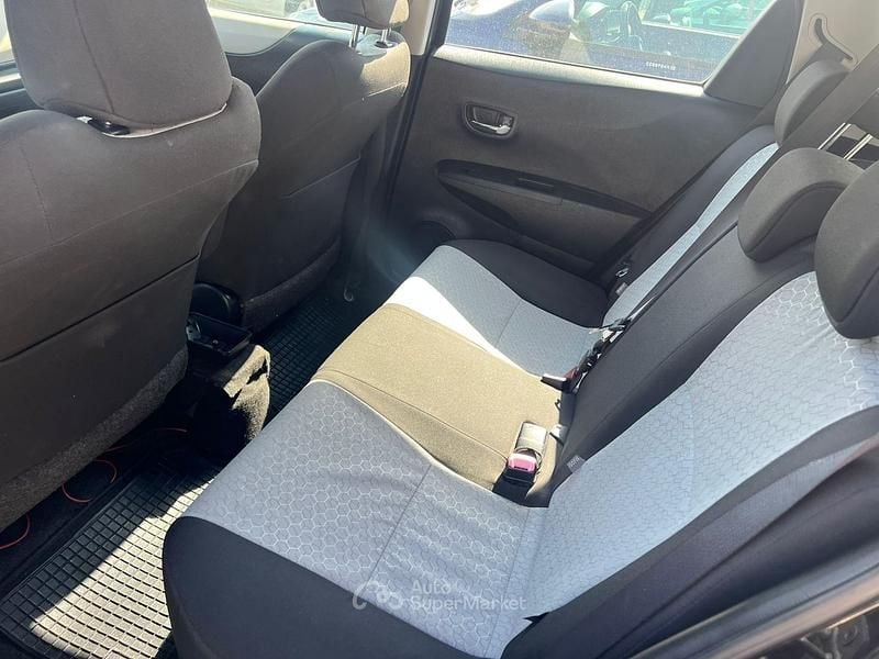 Usata Toyota Yaris 69 CV (50 kW) 2012 Nero Utilitaria