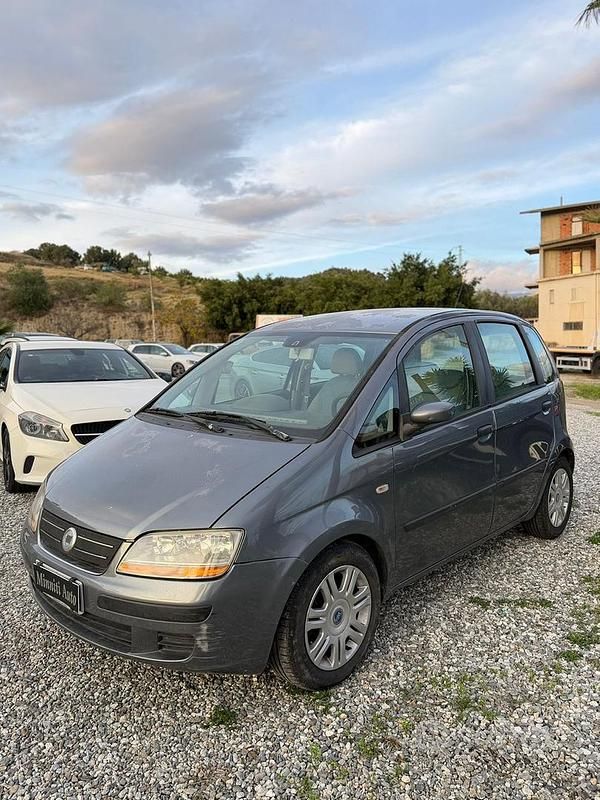 Usata Fiat Idea 70 CV (51 kW) 2004 Grigio Monovolume