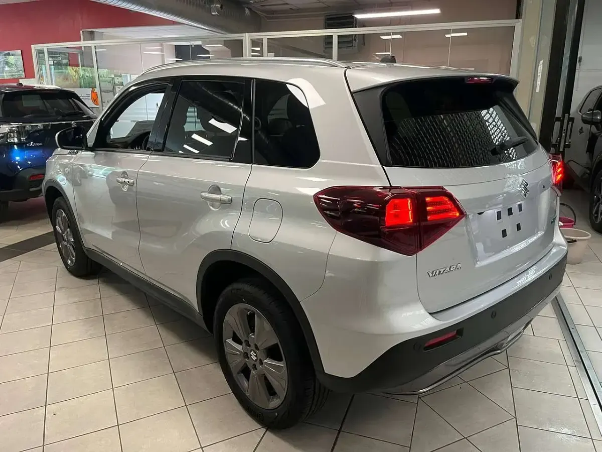 Usata Suzuki Vitara 110 CV (80 kW) 2025 Argento SUV