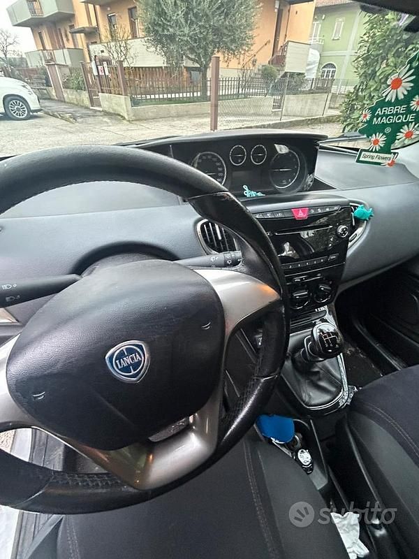 Usata Lancia Ypsilon 69 CV (50 kW) 2014 Grigio Utilitaria