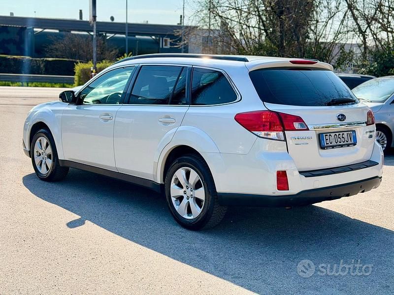 Usata Subaru Outback 150 CV (110 kW) 2010 Bianco Station wagon