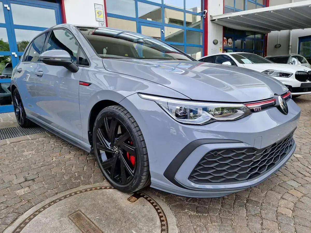 Usata VW Golf VIII GTI 245 CV (180 kW) 2023 Mondsteingrau Berlina