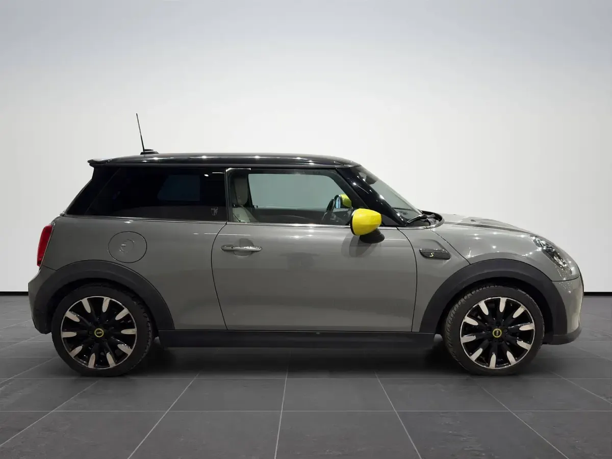 Usata Mini Cooper SE 75 kW (102 CV) 2022 Moonwalk grey metallic Utilitaria