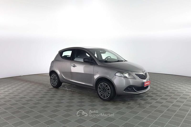 Usata Lancia Ypsilon Gold 69 CV (50 kW) 2022 Grigio pietra Utilitaria