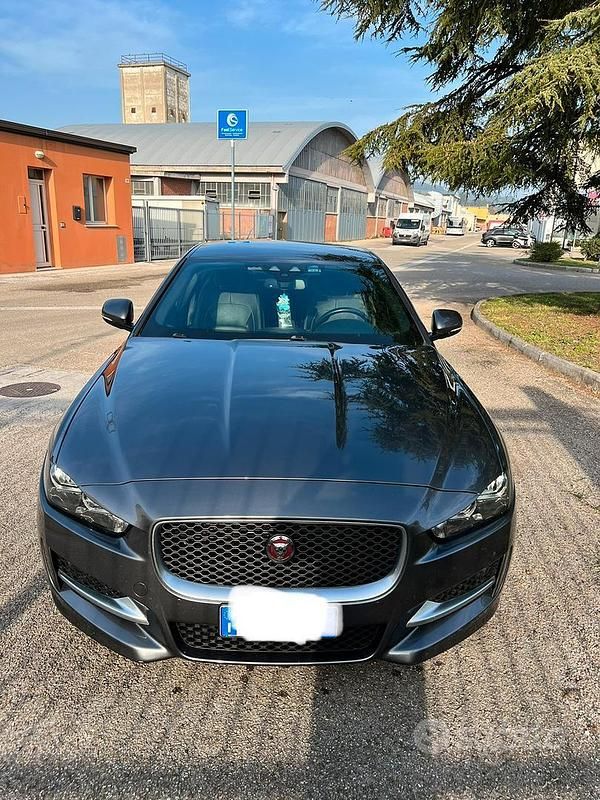 Usata Jaguar XE R 220 CV (161 kW) 2016 Grigio Berlina