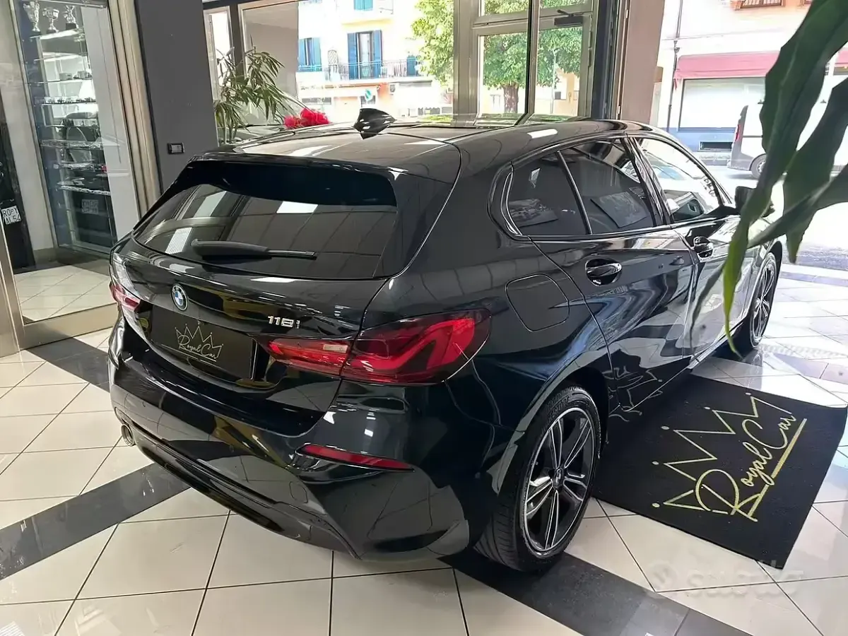 Usado BMW 118 Sport Line 140 CV (102 kW) 2019 Negro Utilitario