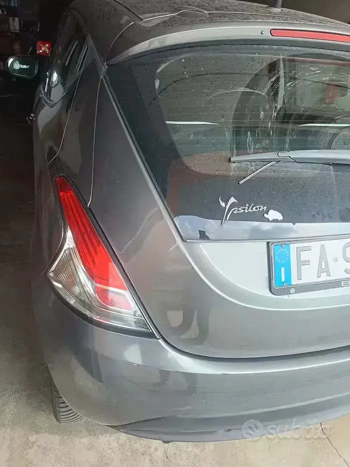 Usata Lancia Ypsilon 60 CV (44 kW) 2015 Grigio Utilitaria