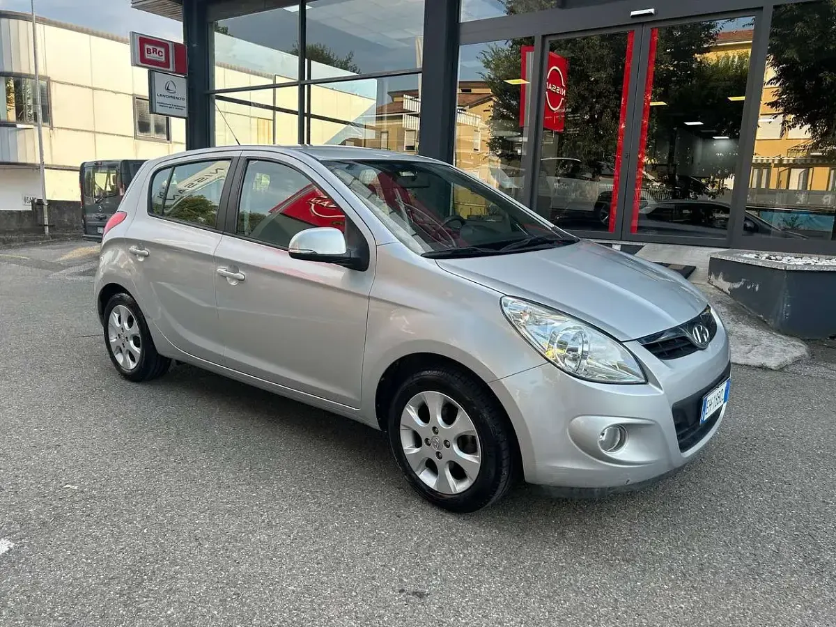 Usata Hyundai i20 Comfort 77 CV (56 kW) 2012 Argento Utilitaria