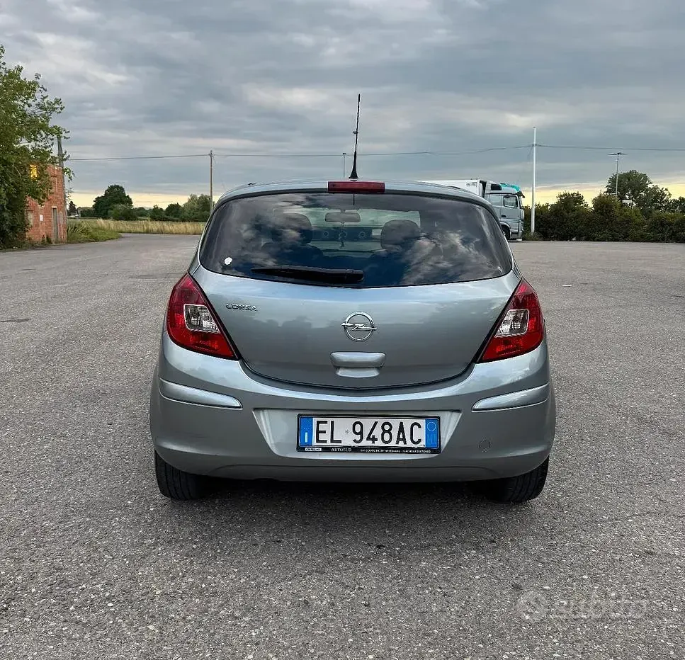 Usata Opel Corsa 85 CV (62 kW) 2012 Grigio Utilitaria