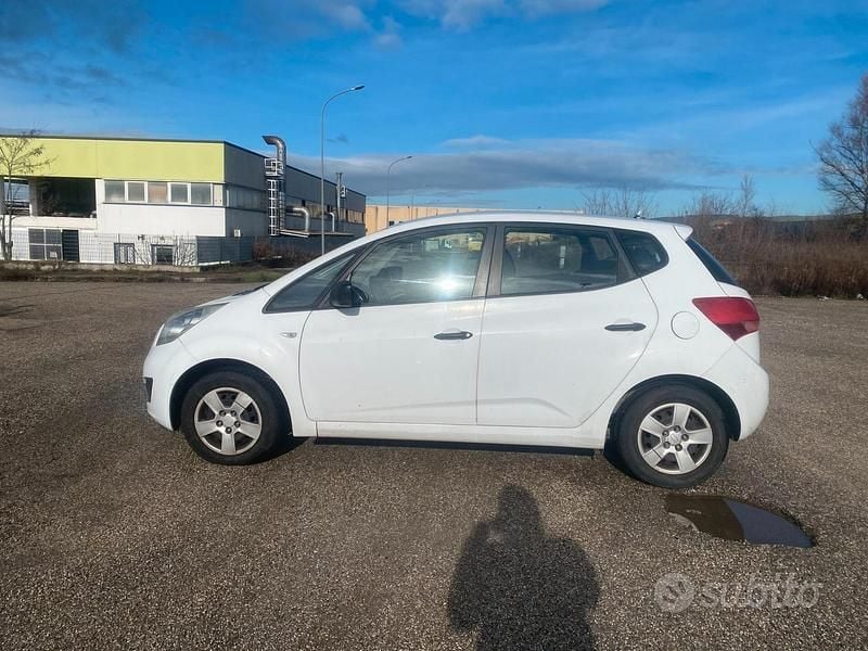 Usata Kia Venga 90 CV (66 kW) 2011 Bianco Utilitaria