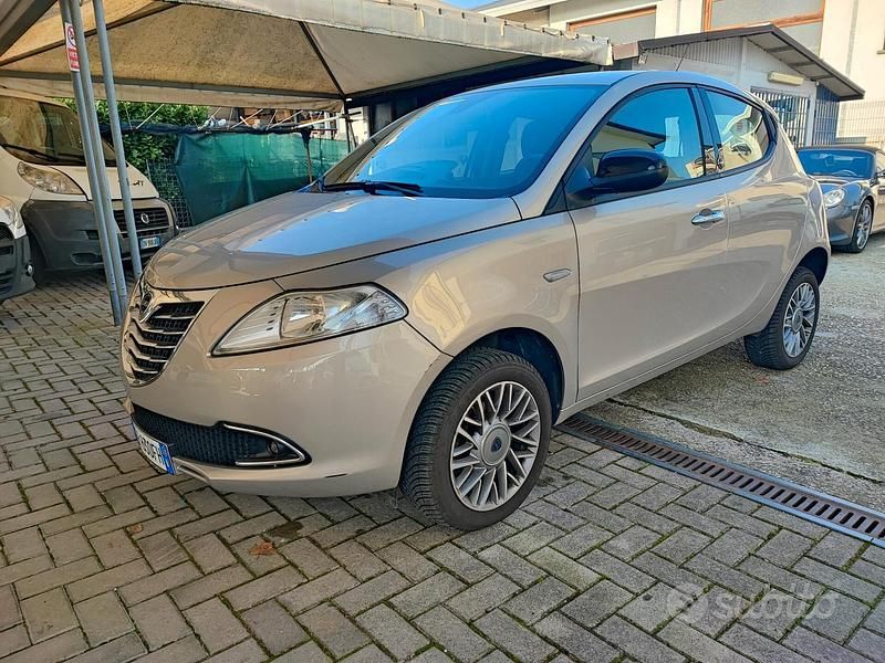 Usata Lancia Ypsilon 900 CV (661 kW) 2013 Marrone Utilitaria