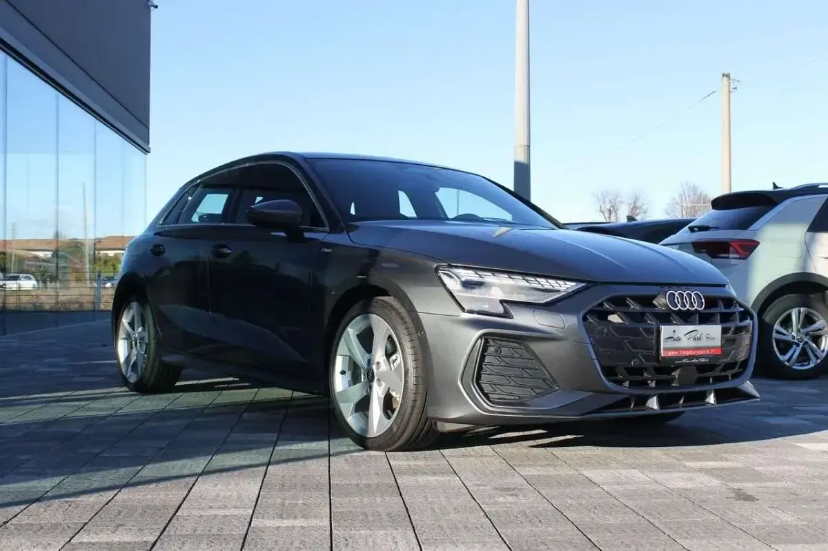 Nuova Audi A3 S-Line 150 CV (110 kW) 2025 Grigio daytona perlato Berlina