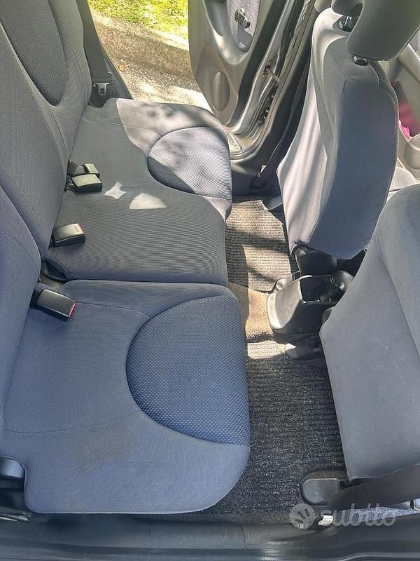 Usata Honda Jazz 78 CV (57 kW) 2002 Grigio Utilitaria