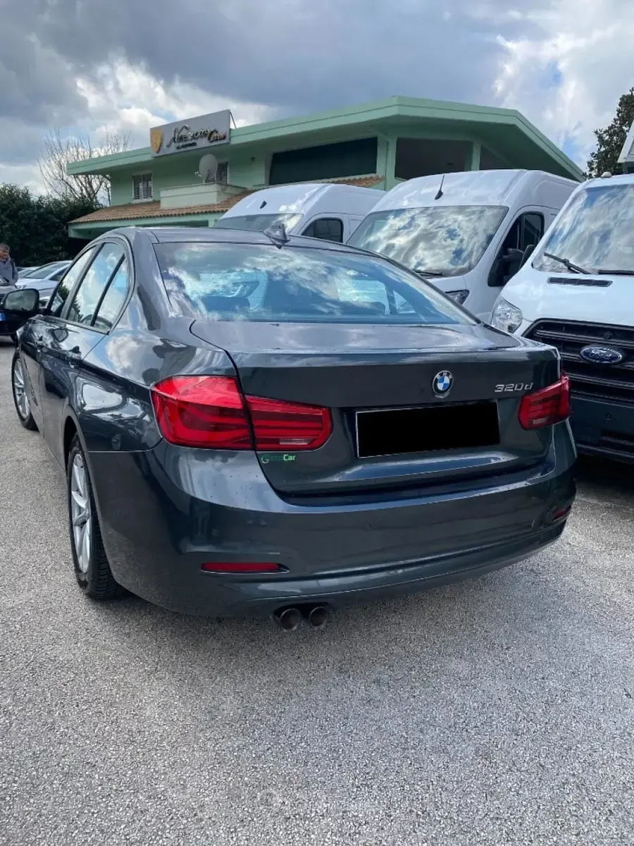 Usata BMW 320 Advantage 190 CV (139 kW) 2018 Grigio scuro metallizzato Berlina