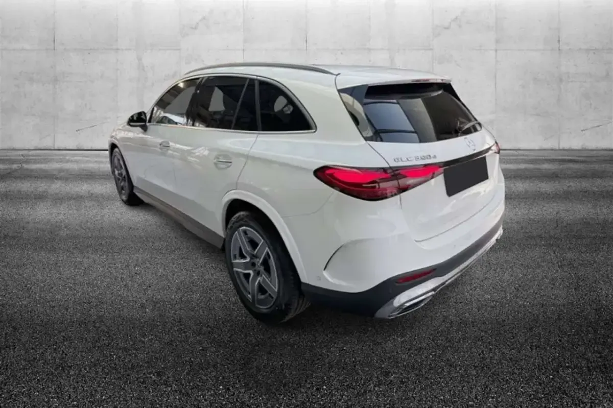 Usata Mercedes GLC300 AMG Line Premium 269 CV (197 kW) 2024 Bianco pastello SUV