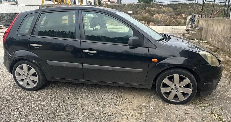 Usata Ford Fiesta 49 CV (36 kW) 2006 Nero Utilitaria