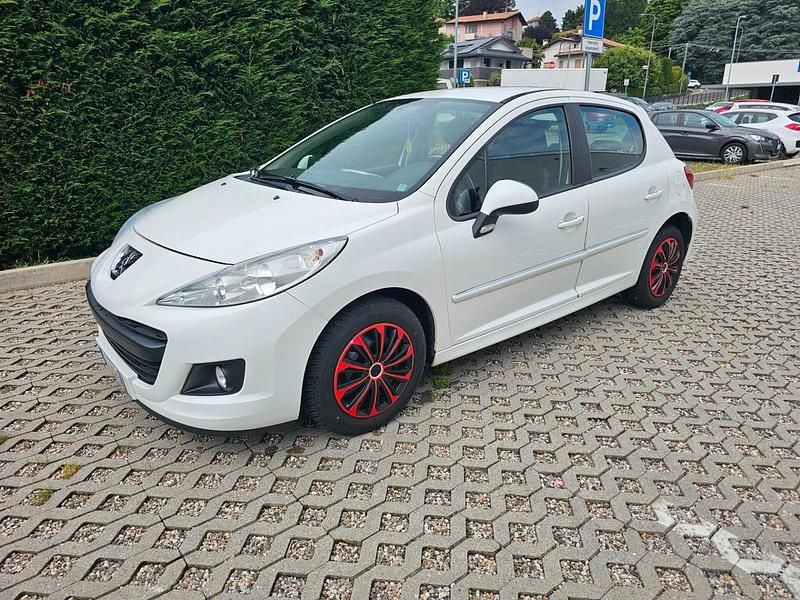 Bianco Usata 2013 Peugeot 207 Tre volumi | 2700 € (Super prezzo) - Immagine 1/4
