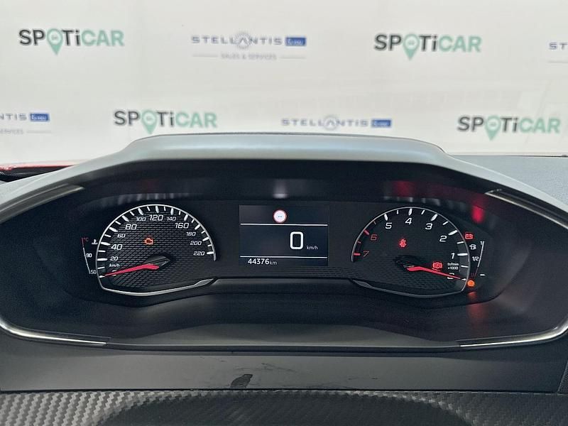 Używany Peugeot 2008 Active 102 KM (75 kW) 2023 Czerwony SUV