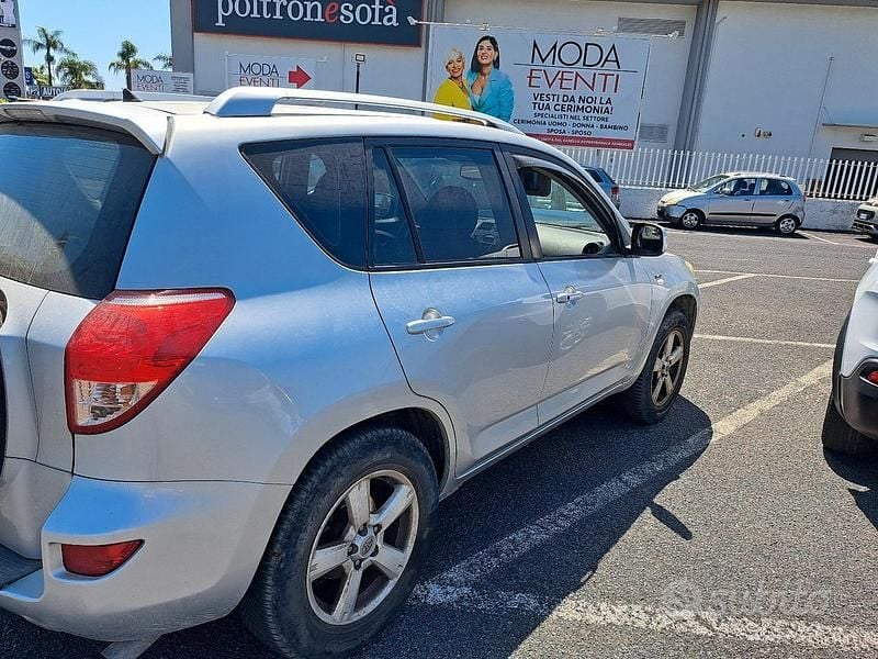 Usado Toyota RAV4 136 CV (100 kW) 2007 Gris SUV