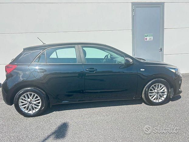 Usata Kia Rio Active 77 CV (56 kW) 2017 Nero Berlina