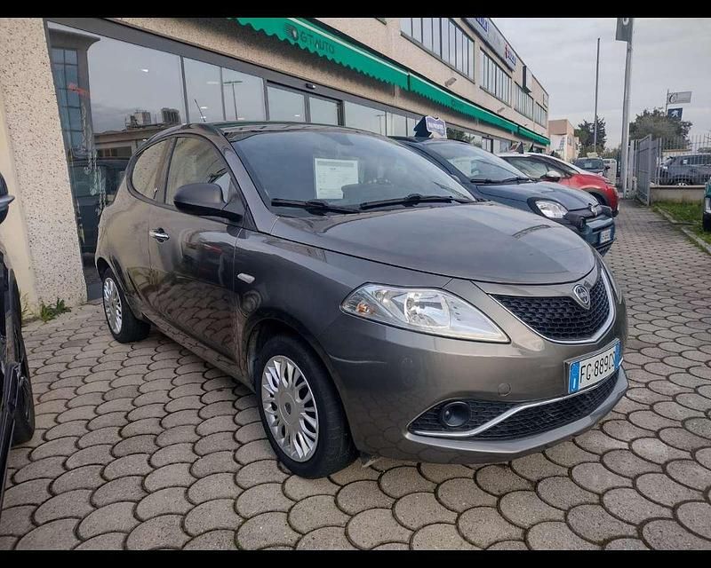 Usata Lancia Ypsilon Silver 69 CV (50 kW) 2016 Grigio scuro Utilitaria