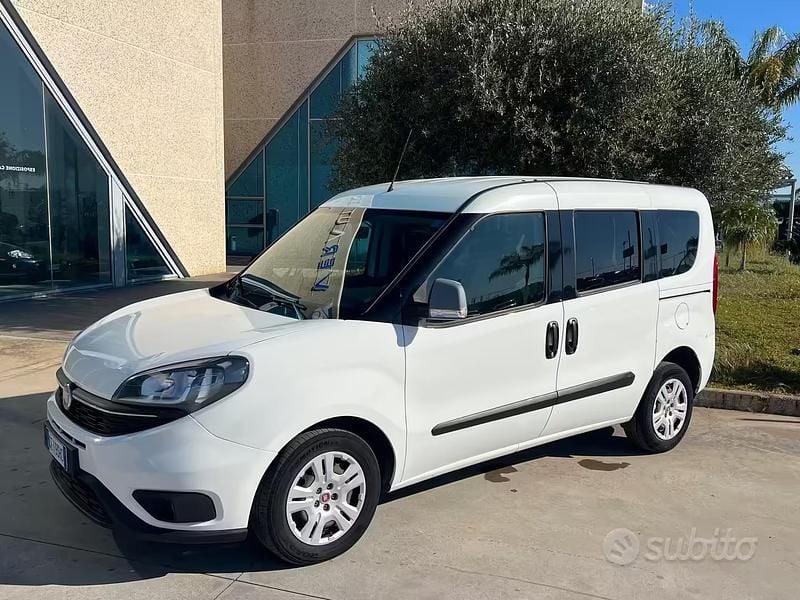 Usata Fiat Doblò Lounge 105 CV (77 kW) 2021 Bianco Monovolume
