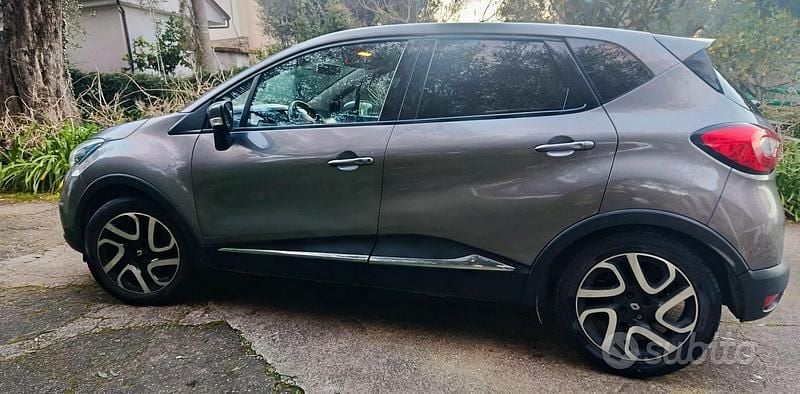 Usata Renault Captur Life 90 CV (66 kW) 2013 Grigio SUV