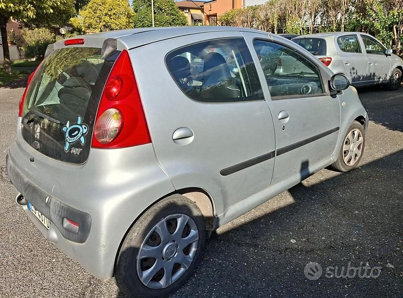 Usata Peugeot 107 68 CV (50 kW) 2011 Grigio Utilitaria