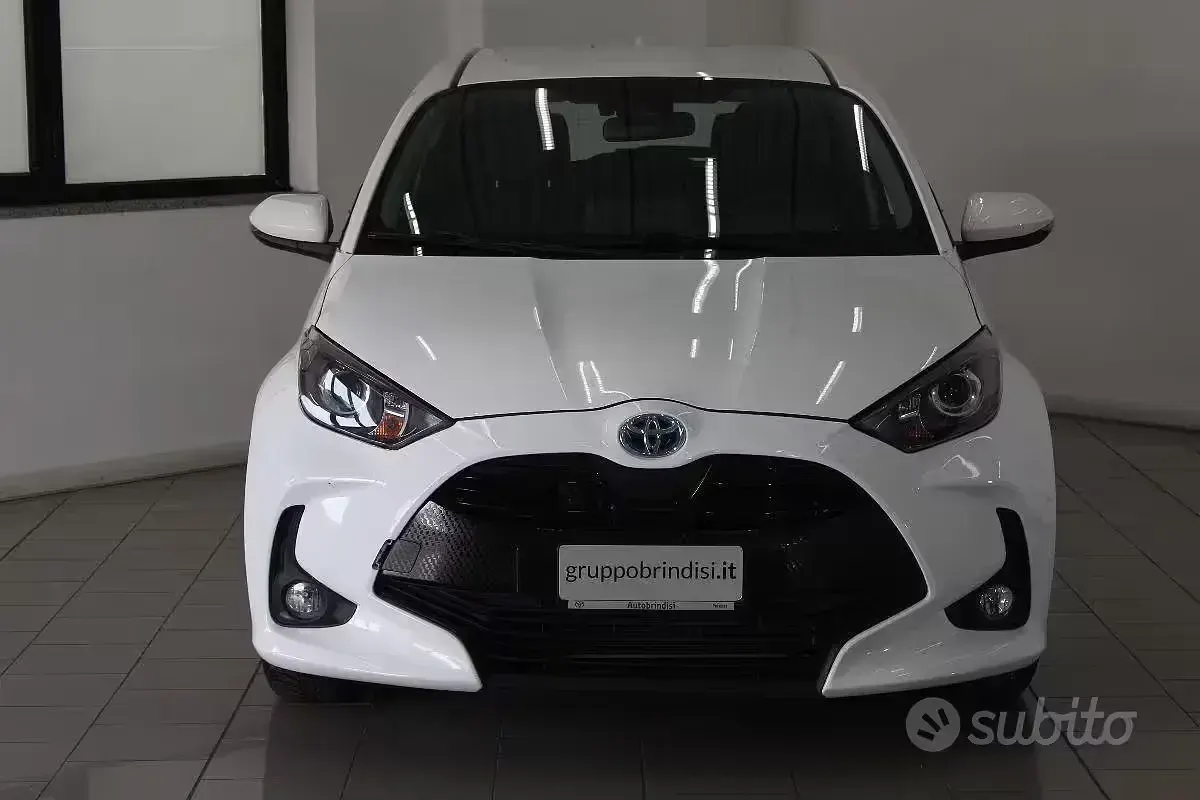 Usata Toyota Yaris Hybrid Active 116 CV (85 kW) 2024 Bianco Berlina
