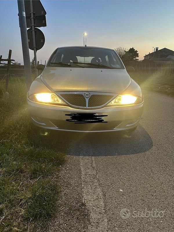 Usata Lancia Ypsilon 60 CV (44 kW) 2001 Grigio Utilitaria