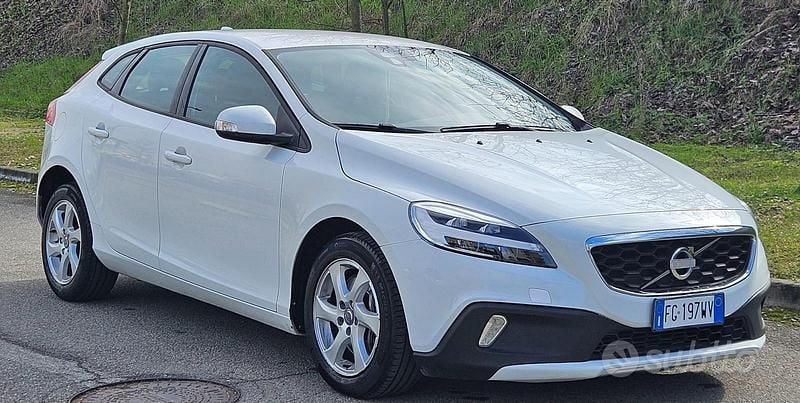 Usata Volvo V40 Summum 120 CV (88 kW) 2017 Bianco Berlina