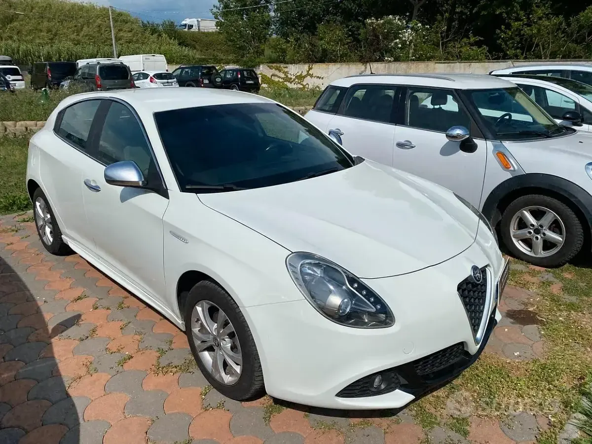 Usata Alfa Romeo Giulietta Exclusive 106 CV (77 kW) 2011 Bianco Utilitaria