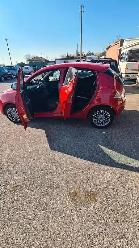 Usata Lancia Ypsilon Silver 69 CV (50 kW) 2012 Rosso Utilitaria