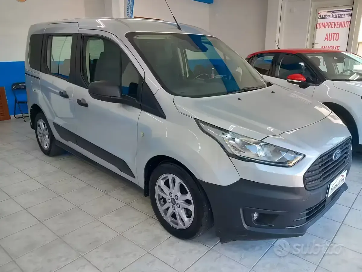 Begagnad Ford Tourneo Connect 120 HK (88 kW) 2019 Grå Minibuss