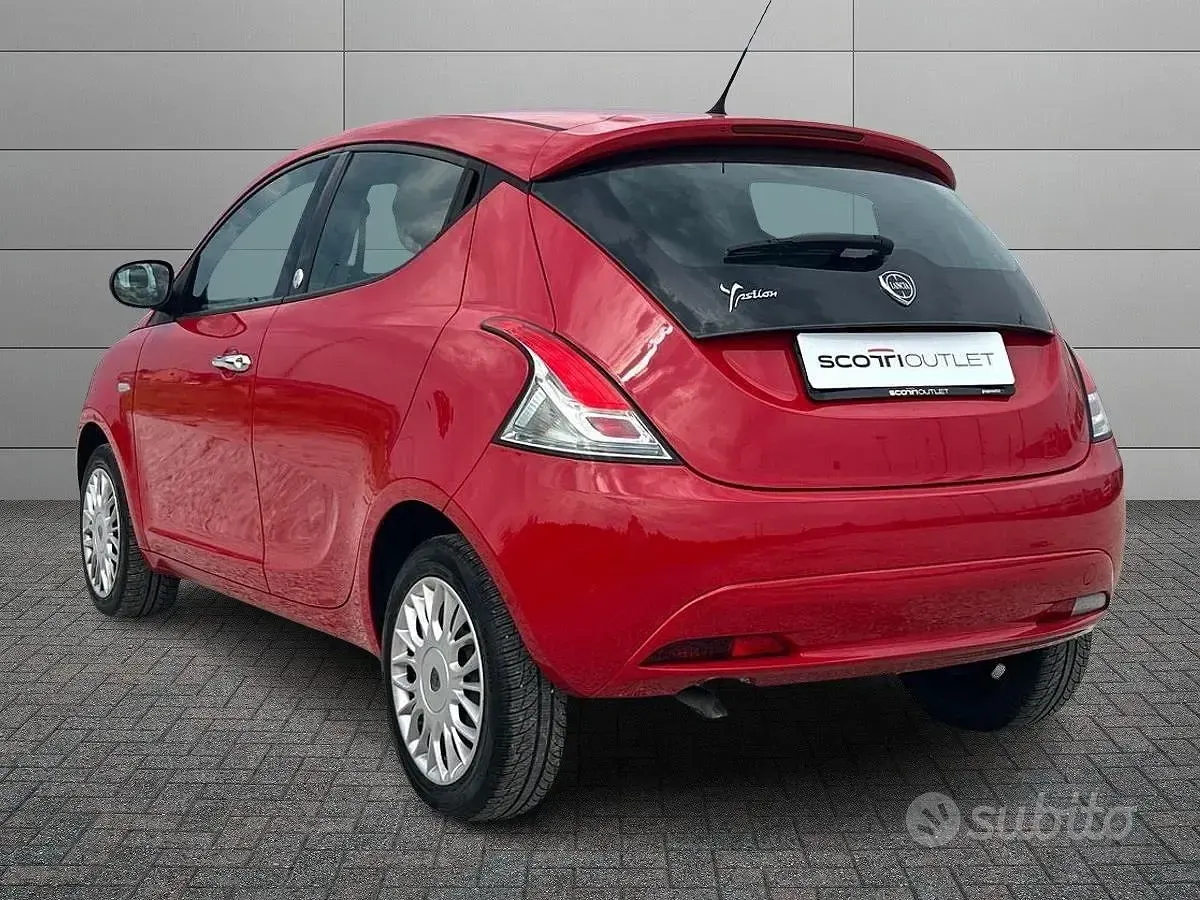 Usata Lancia Ypsilon Silver 69 CV (50 kW) 2016 Rosso Utilitaria